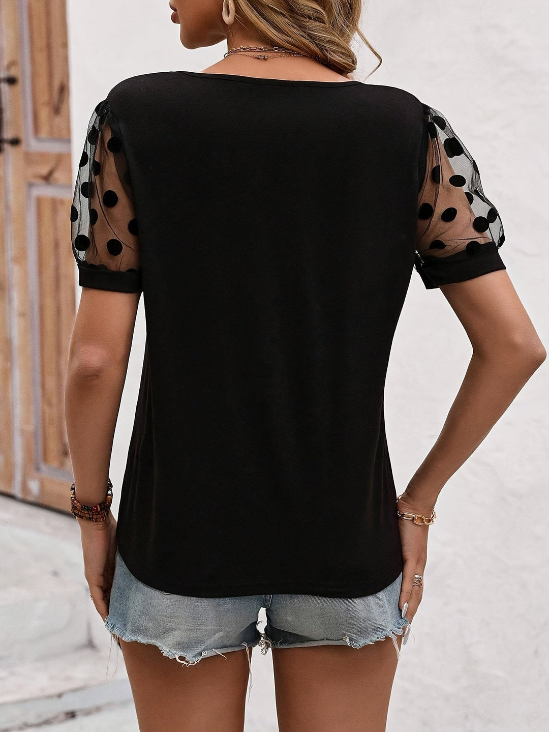 Danna - Elegante camiseta negra con modernas mangas de lunares