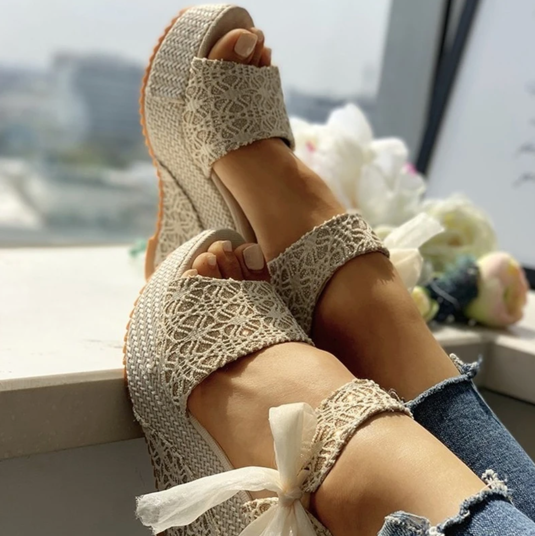 Lola - Sandalias de tacón de cuña modernas y cómodas con detalles elegantes para mujer