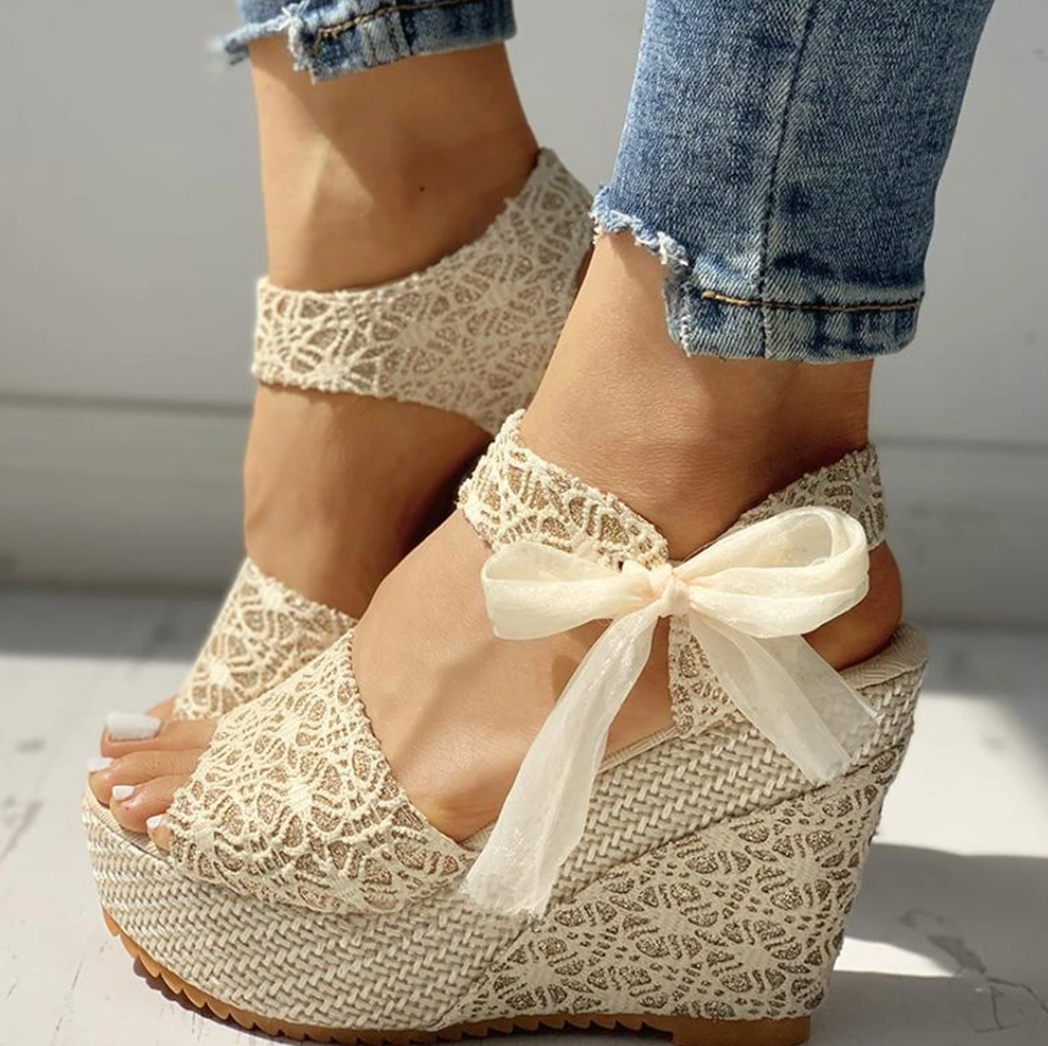 Lola - Sandalias de tacón de cuña modernas y cómodas con detalles elegantes para mujer