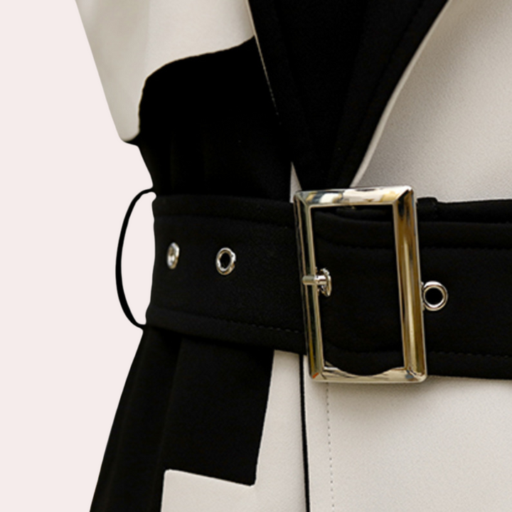 Elegante gabardina de mujer con un sofisticado cinturón