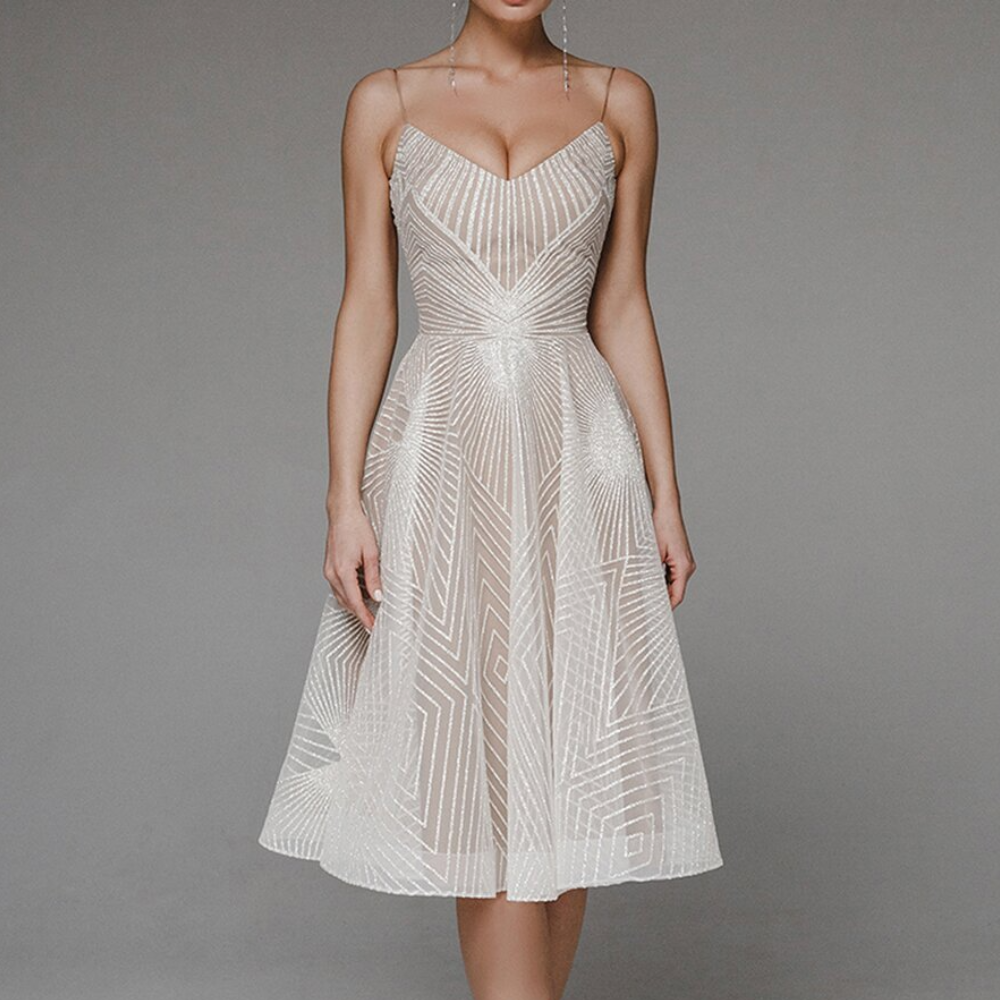 Blanca - Elegante vestido con elegante diseño de espalda abierta