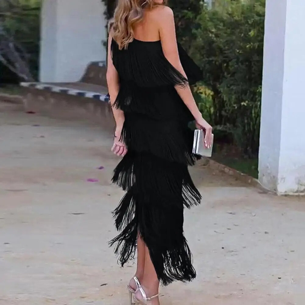 Elegante vestido de un hombro con borlas de Carol
