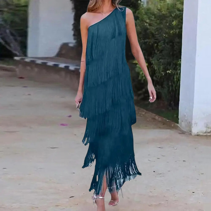 Elegante vestido de un hombro con borlas de Carol
