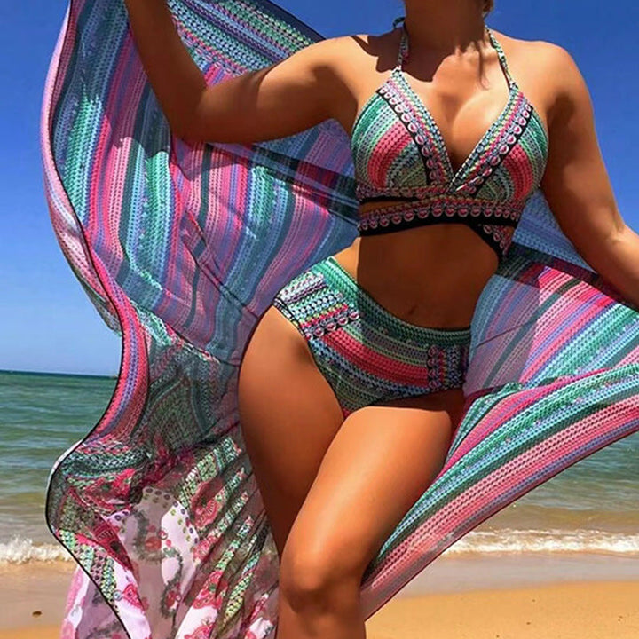 Elegante bikini de tres piezas con tirantes cruzados y cintura alta para un look playero a la moda