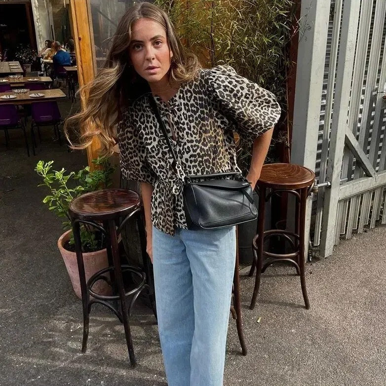 Bella - Elegante top con detalle de lazo y moderno estampado de leopardo para mujer