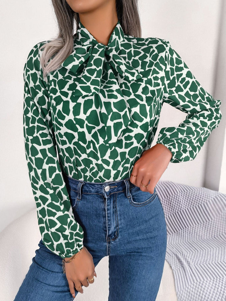 Millie - Elegante blusa verde y blanca con lazo para mujer
