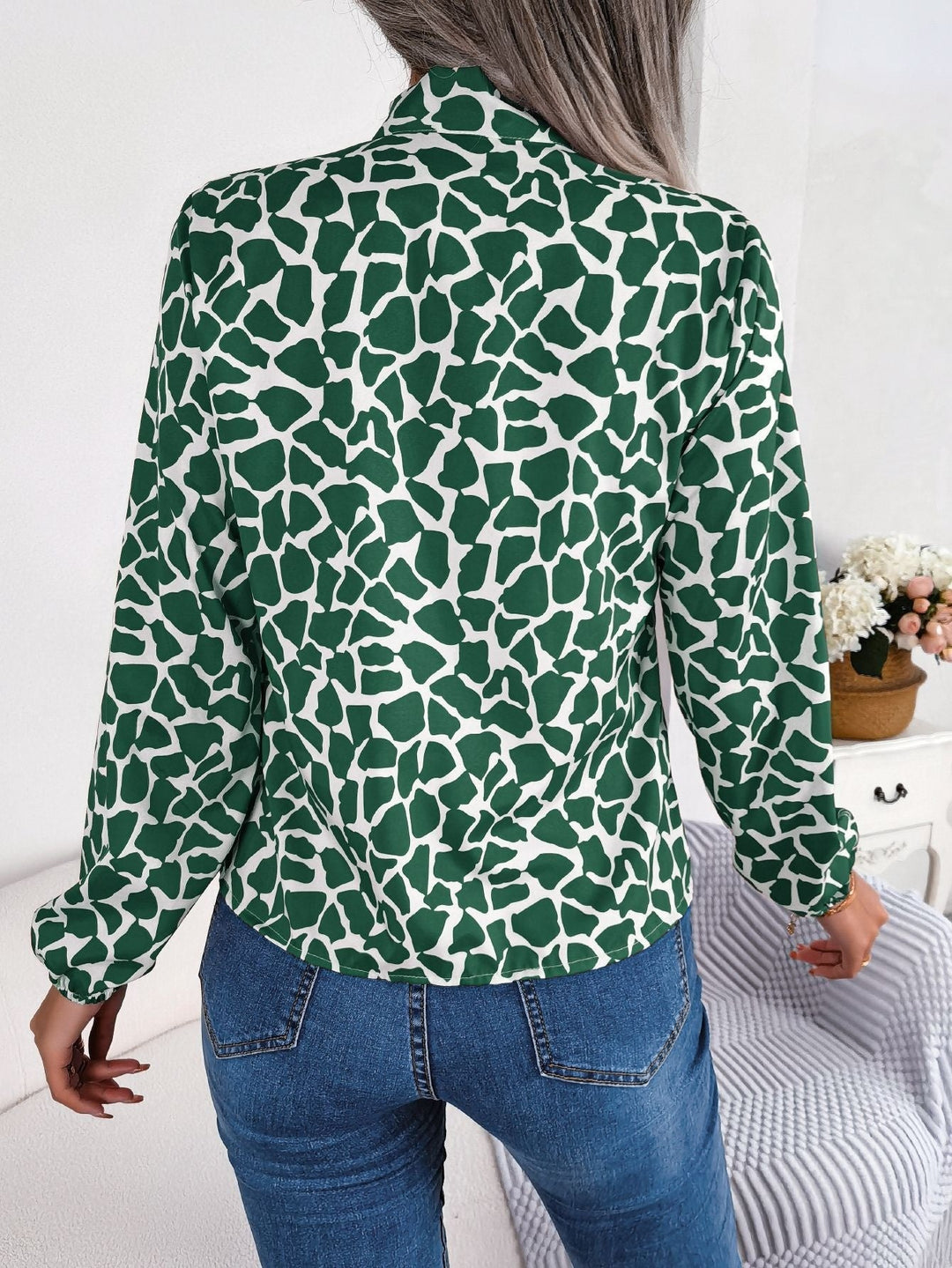 Millie - Elegante blusa verde y blanca con lazo para mujer