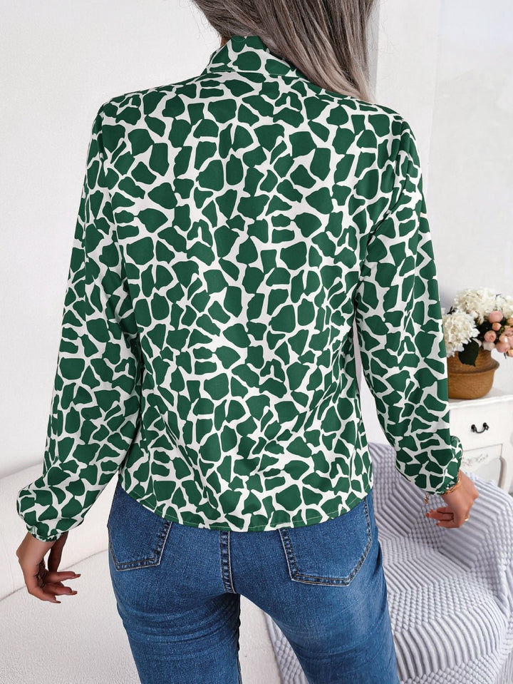 Millie - Elegante blusa verde y blanca con lazo para mujer