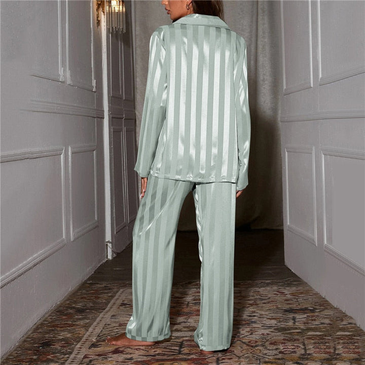 Pia - Elegante pijama de seda para mujer