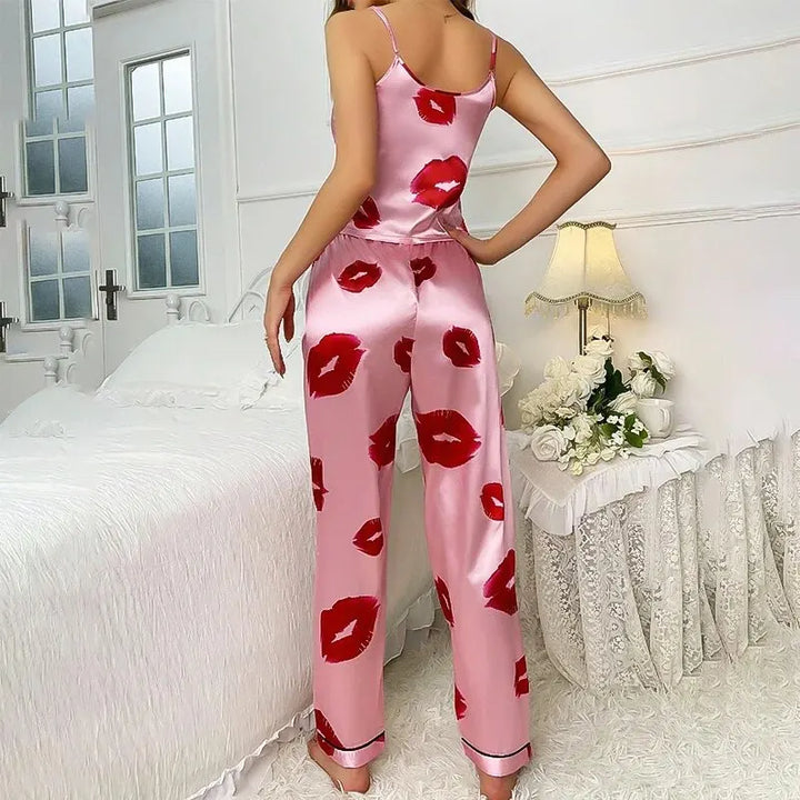 Rhea - Elegante conjunto de pijama de satén con estampado de labios para mujer