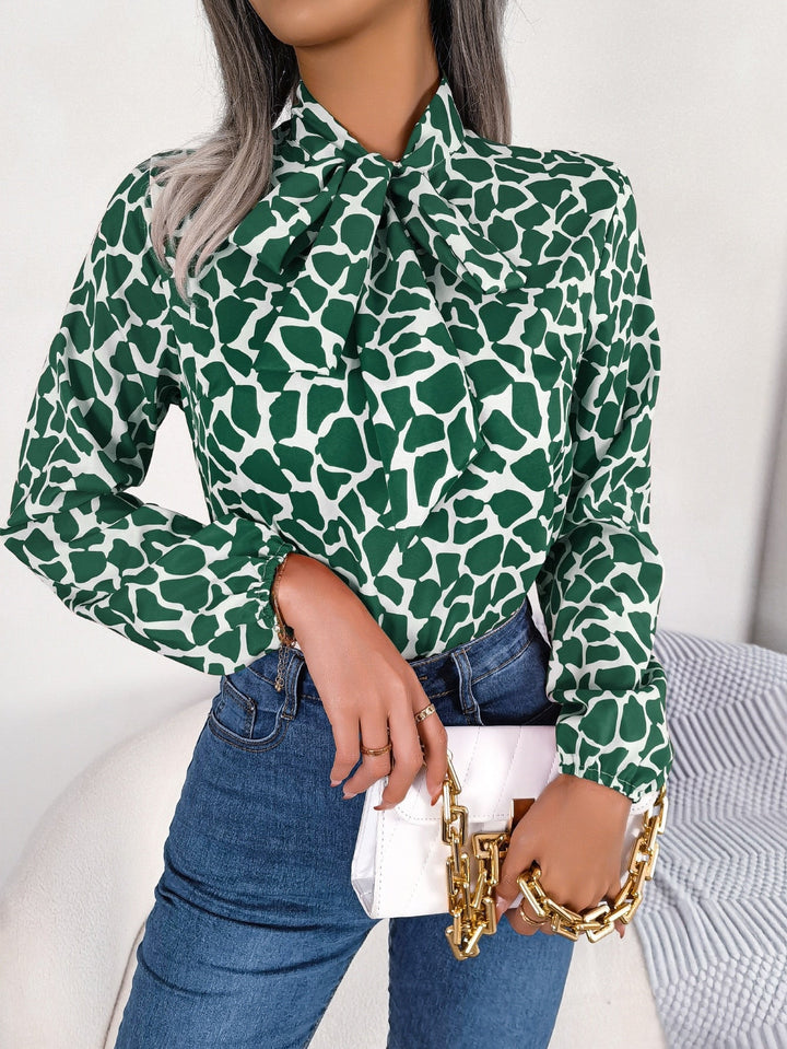 Millie - Elegante blusa verde y blanca con lazo para mujer