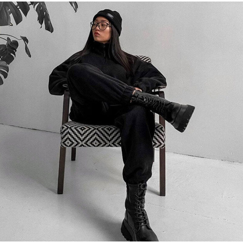 Elegante mono negro para mujer con detalles de perlas