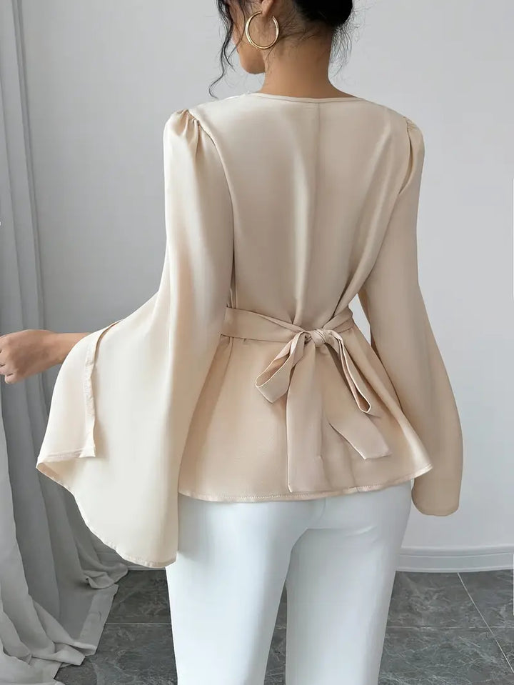 Scarlett - Elegante top albaricoque con mangas de campana para un estiloso look otoñal de mujer