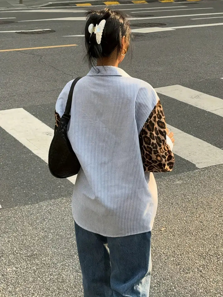 Emily - Elegante blusa azul otoñal chic con precioso patchwork de leopardo para mujer