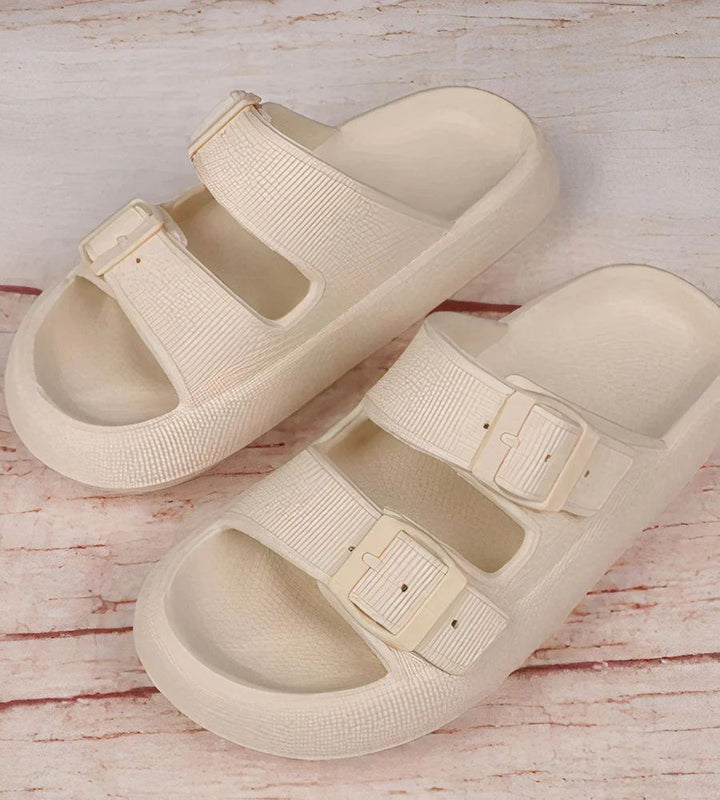Disfruta sin preocupaciones con nuestras zapatillas Jerke impermeables para hombre con estilo de nube.