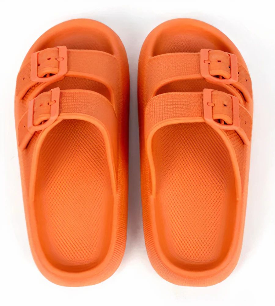 Disfruta sin preocupaciones con nuestras zapatillas Jerke impermeables para hombre con estilo de nube.